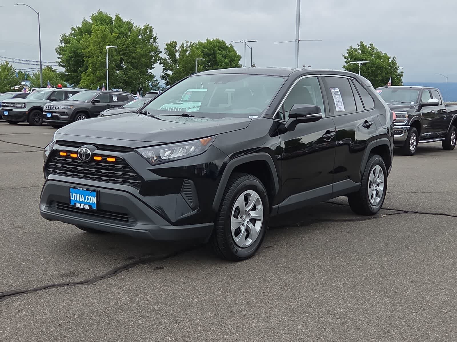 2022 Toyota RAV4 LE AWD's photo