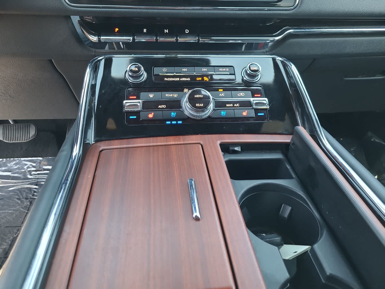Thumbnail: 2024 Lincoln Navigator L - 25