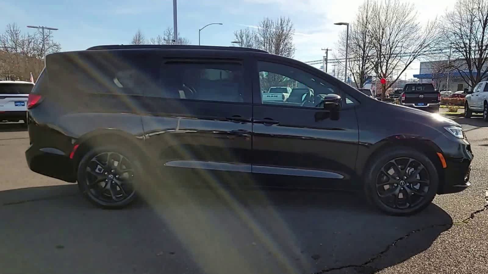 Thumbnail: 2026 Chrysler Pacifica - 9