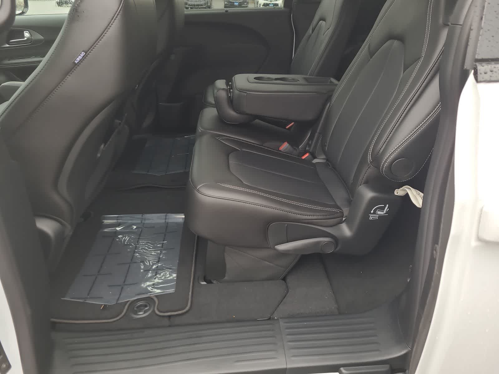 Thumbnail: 2026 Chrysler Pacifica - 21