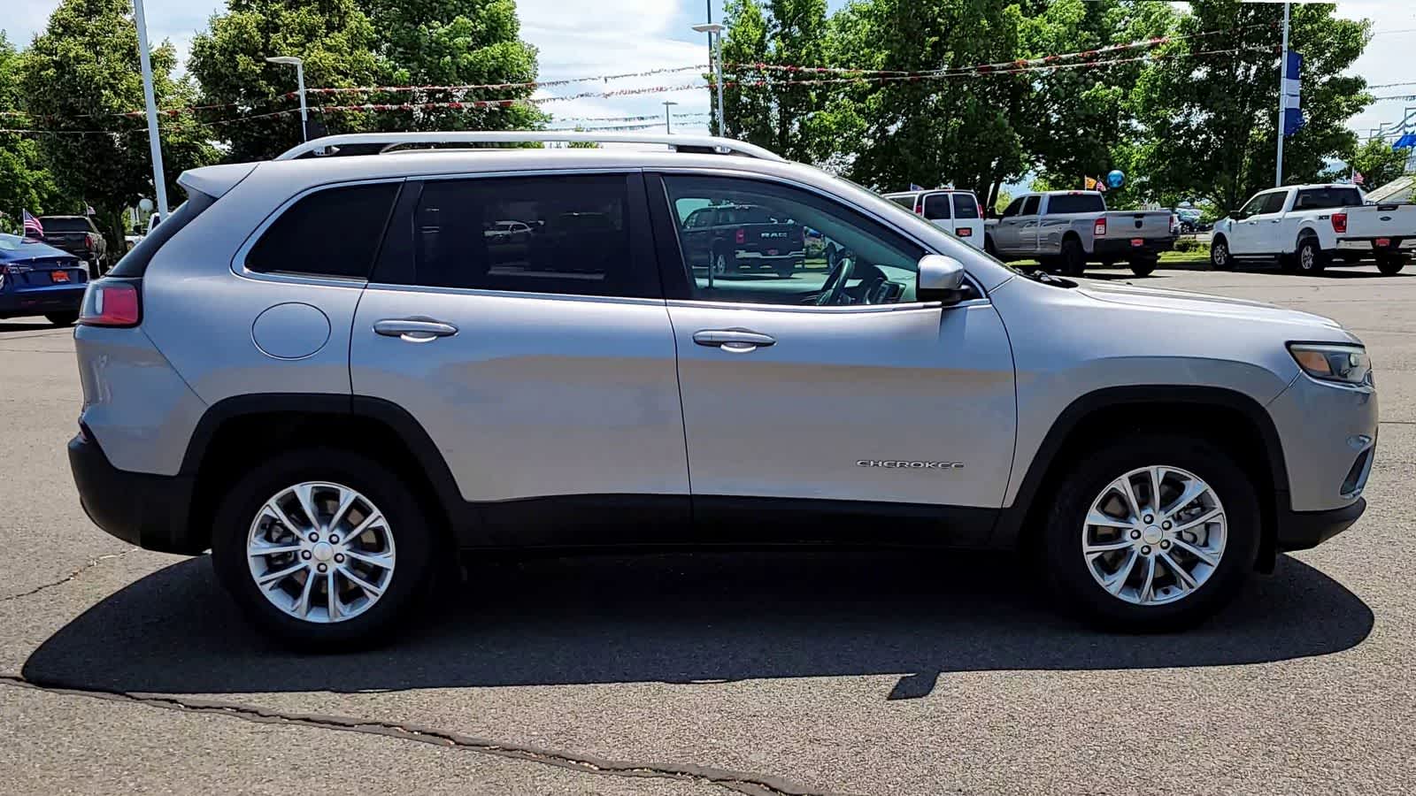 Thumbnail: 2019 Jeep Cherokee - 9