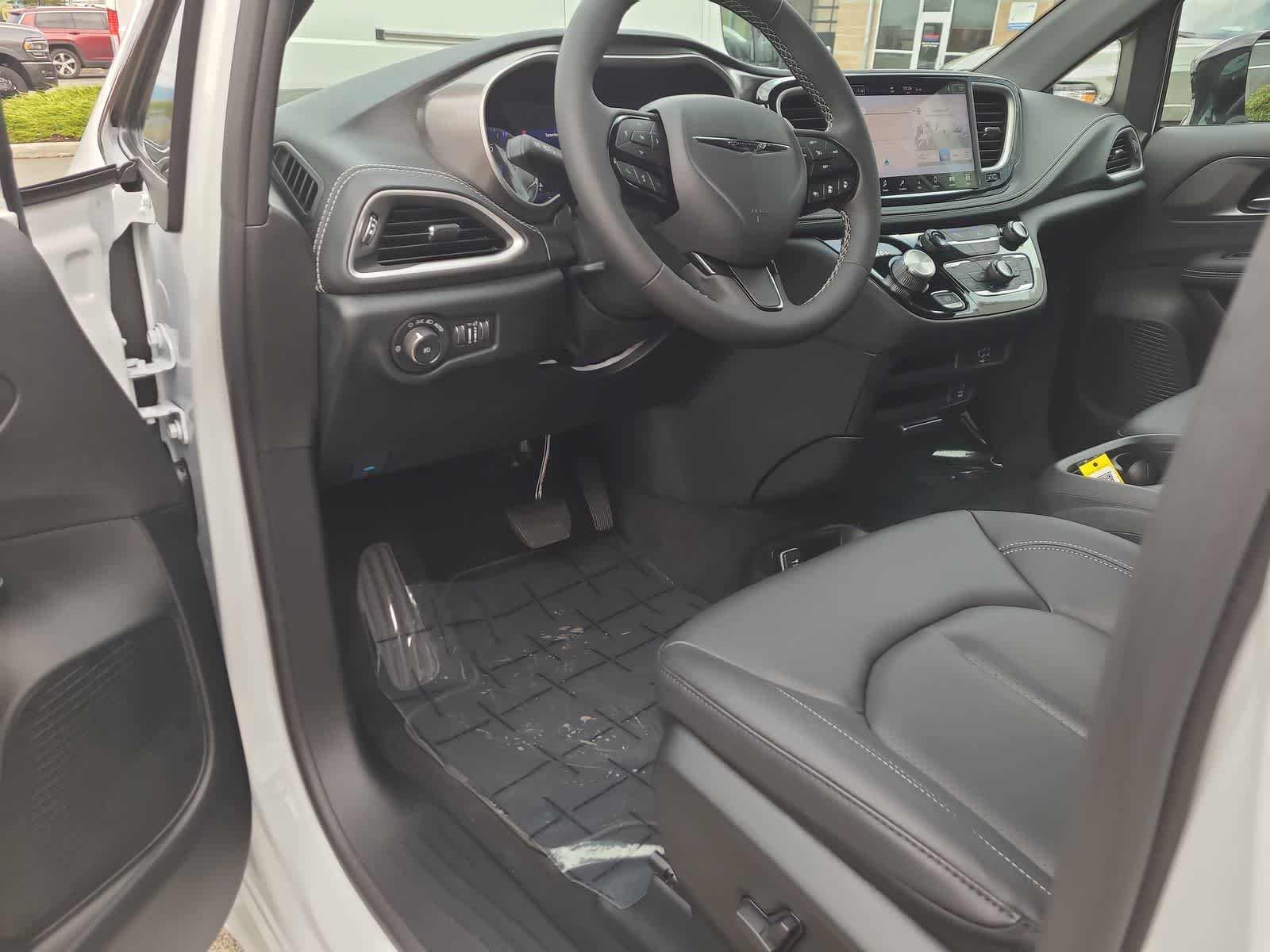 Thumbnail: 2026 Chrysler Pacifica - 10