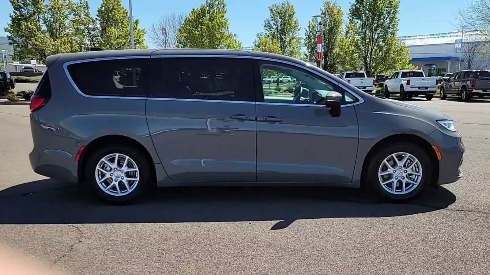 Thumbnail: 2023 Chrysler Pacifica - 9