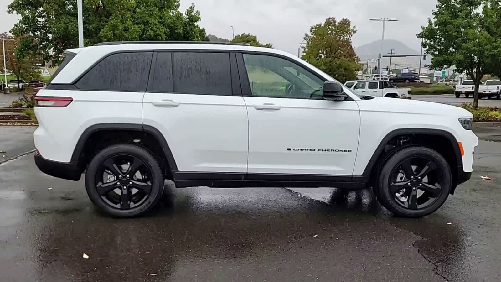 Thumbnail: 2025 Jeep Grand Cherokee - 9