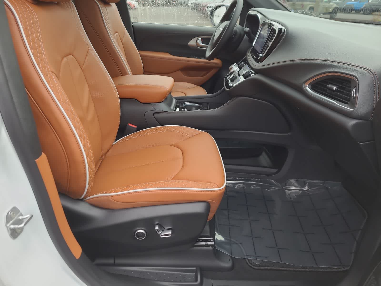 Thumbnail: 2026 Chrysler Pacifica - 22