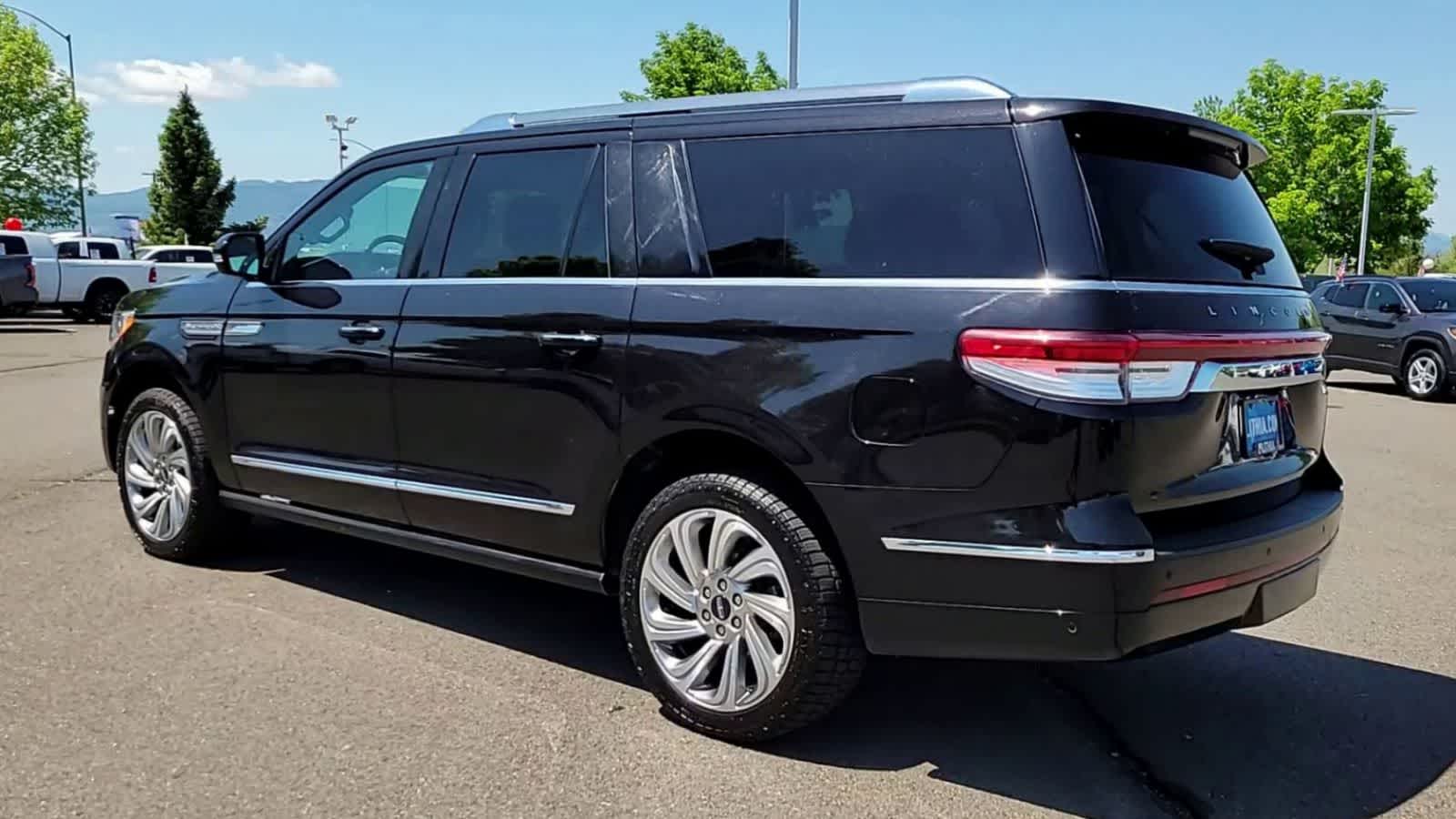 Thumbnail: 2024 Lincoln Navigator L - 6