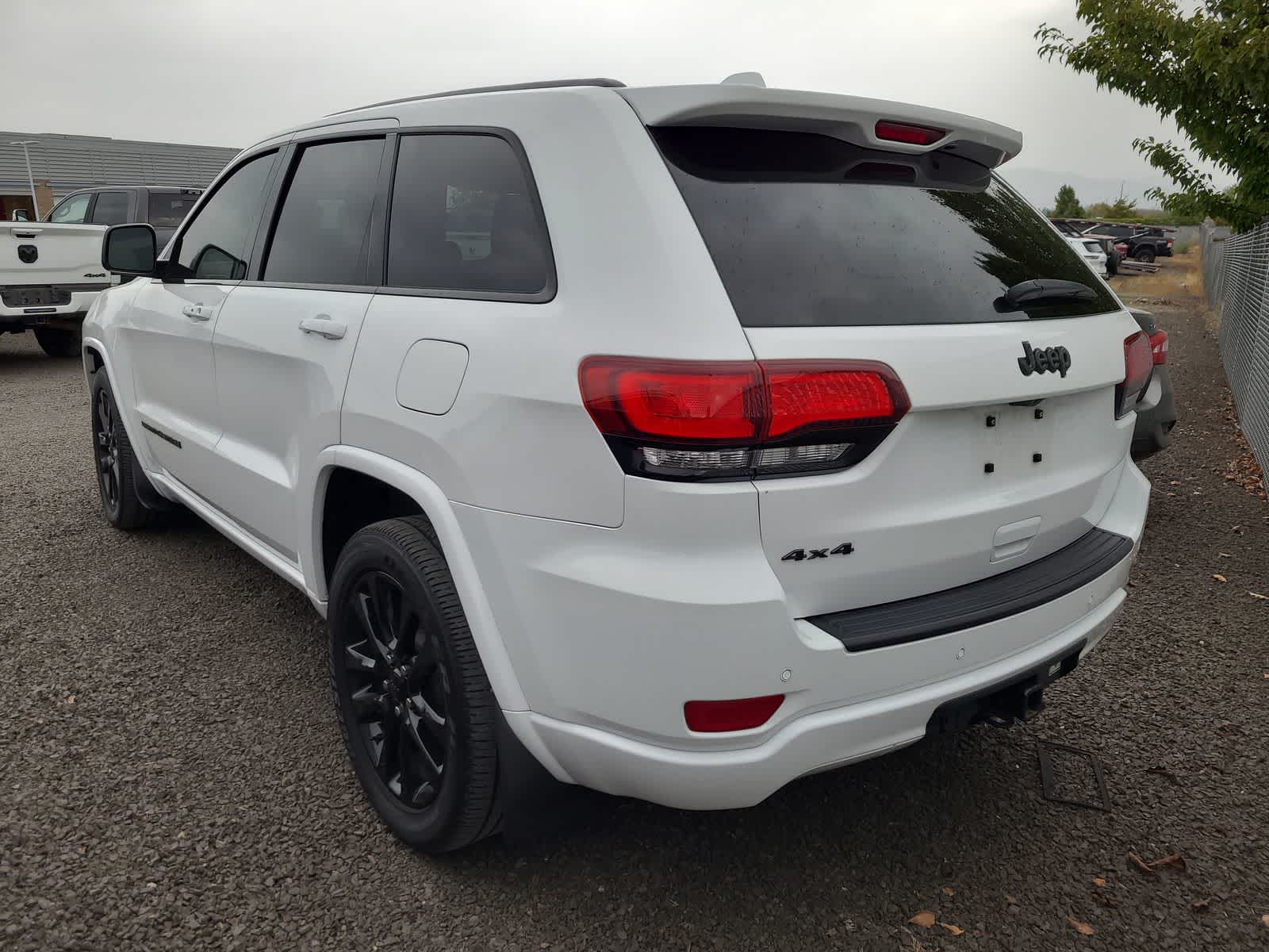 2020 Jeep Grand Cherokee Altitude photo 3
