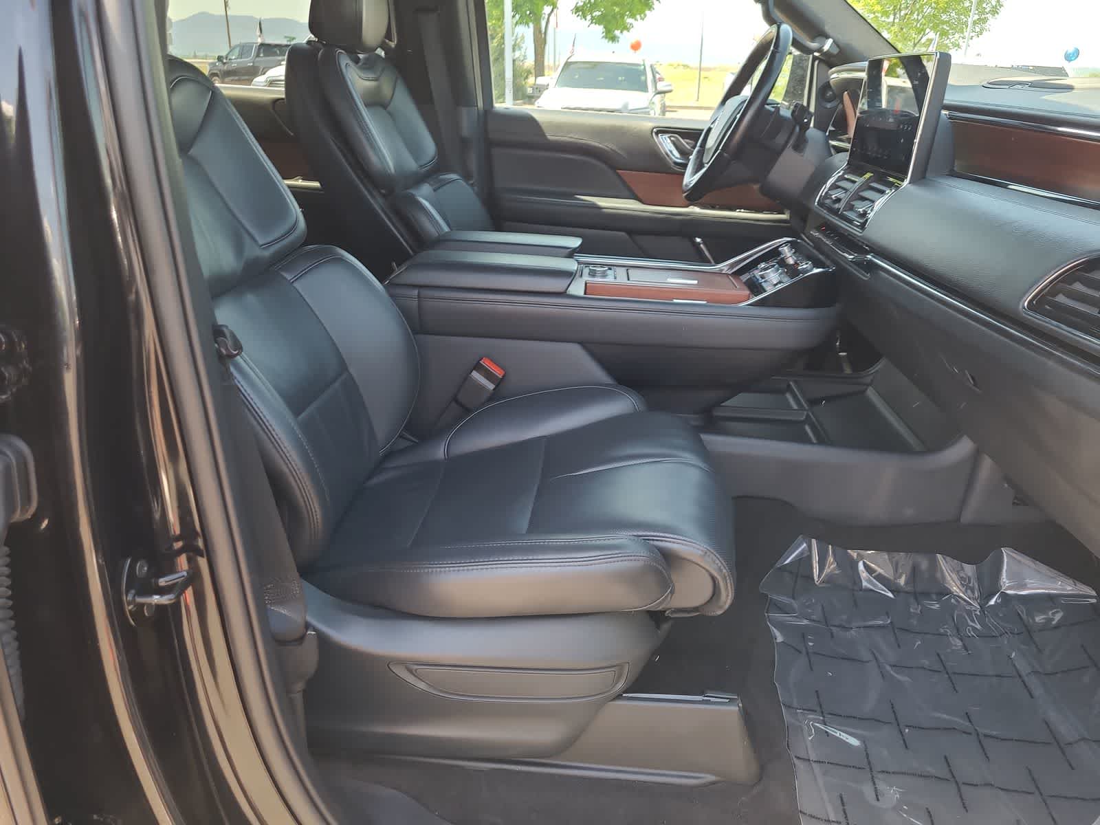 Thumbnail: 2024 Lincoln Navigator L - 22