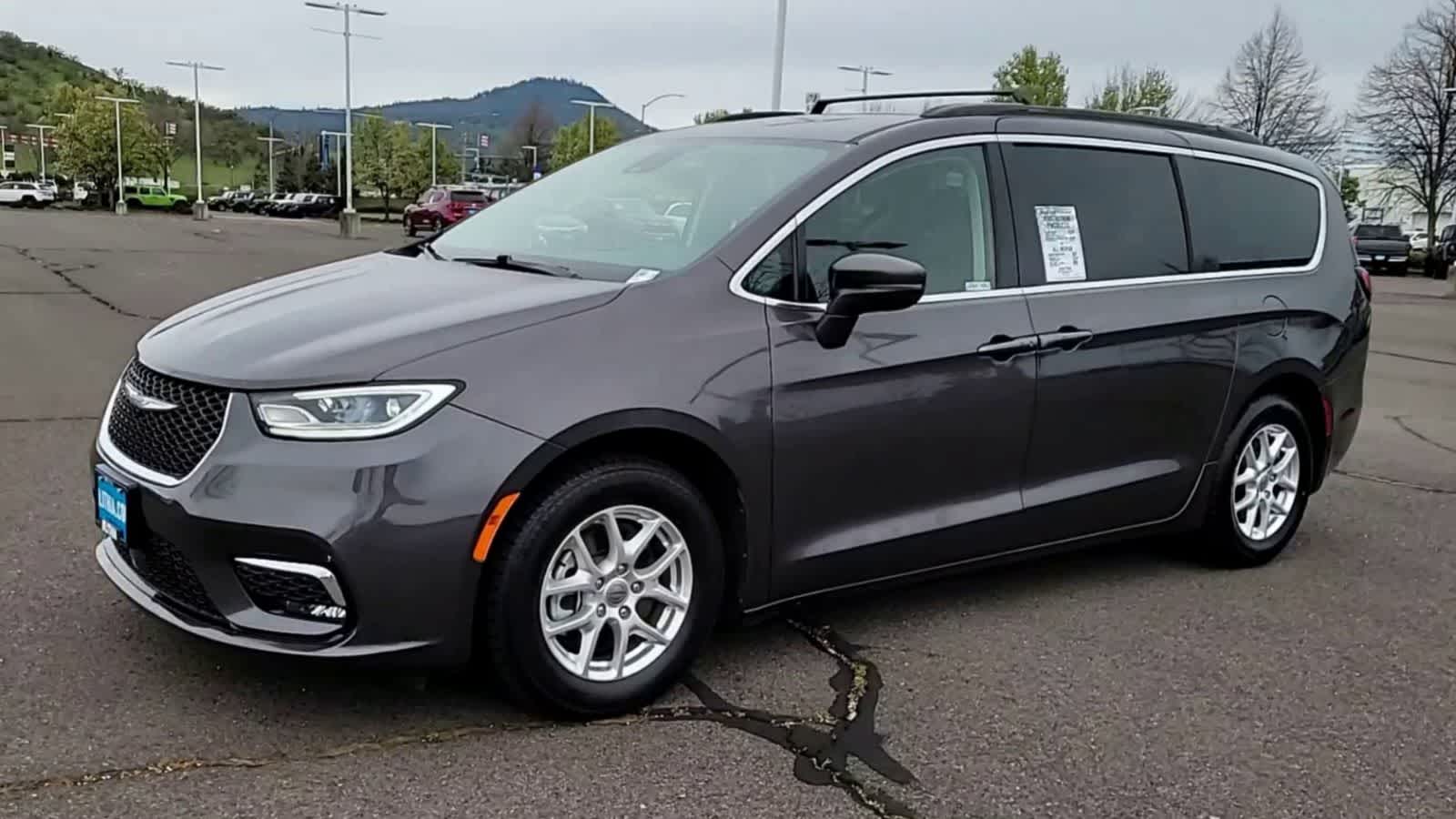 Thumbnail: 2022 Chrysler Pacifica - 4