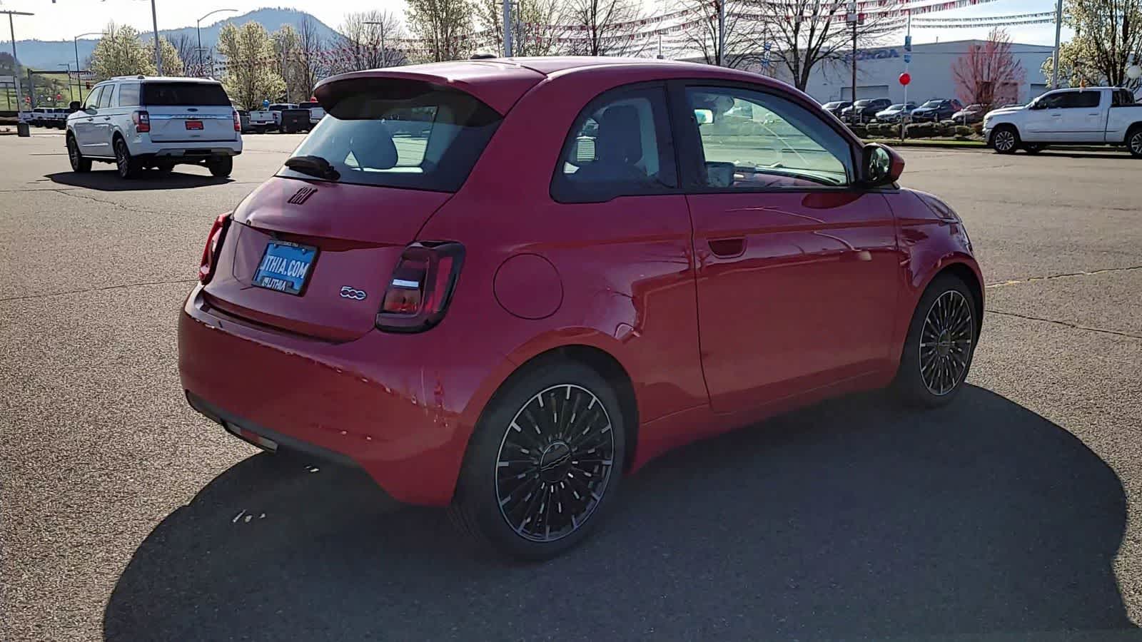 Thumbnail: 2024 Fiat 500e - 8