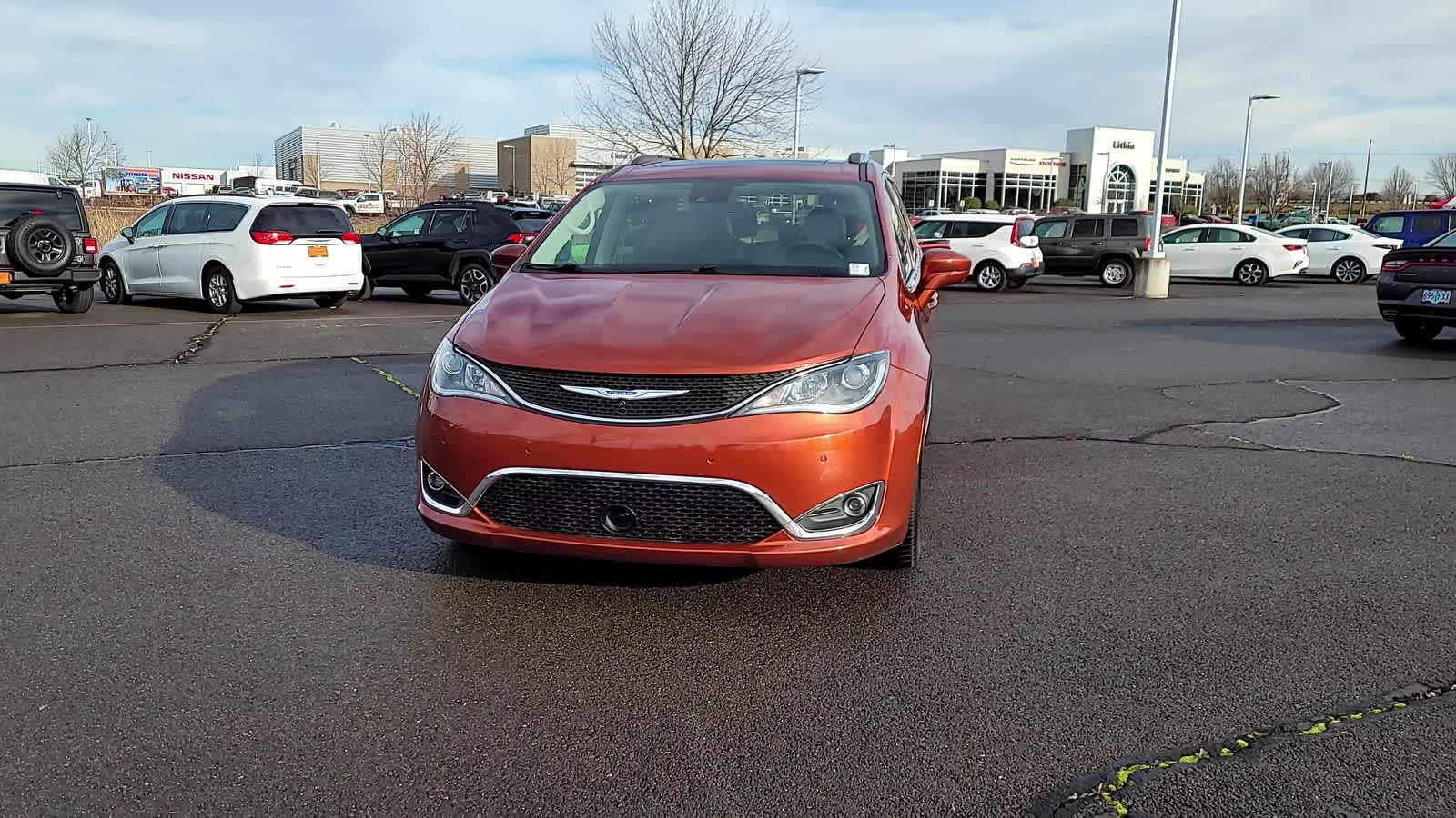 Thumbnail: 2018 Chrysler Pacifica - 3