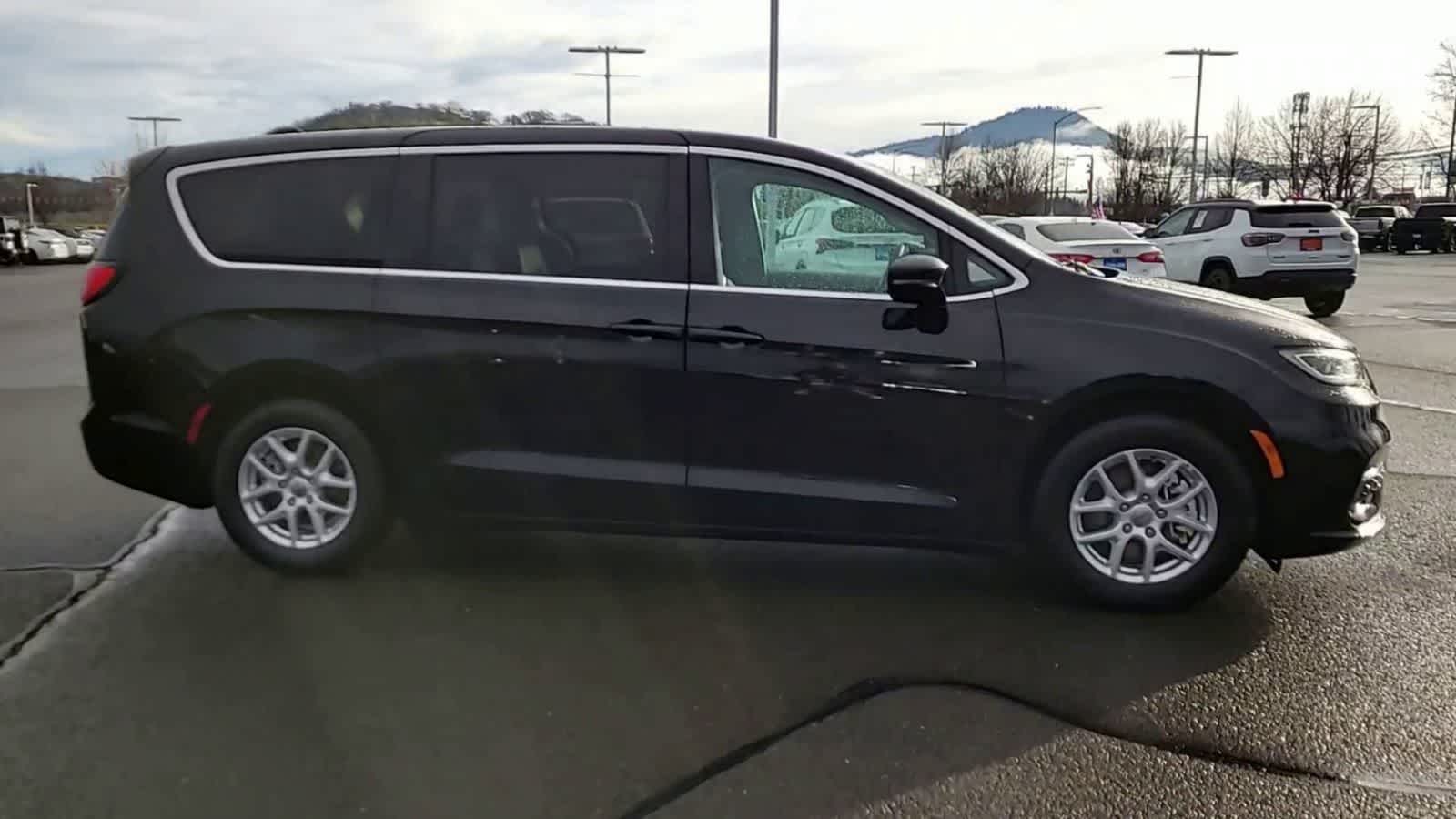 Thumbnail: 2024 Chrysler Pacifica - 9