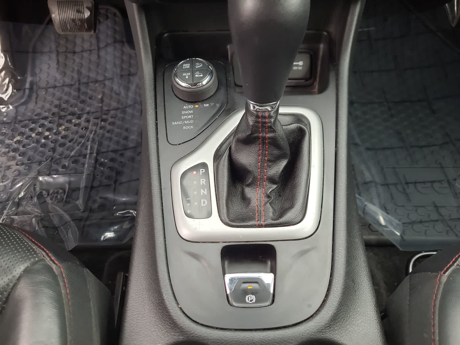 Thumbnail: 2016 Jeep Cherokee - 25