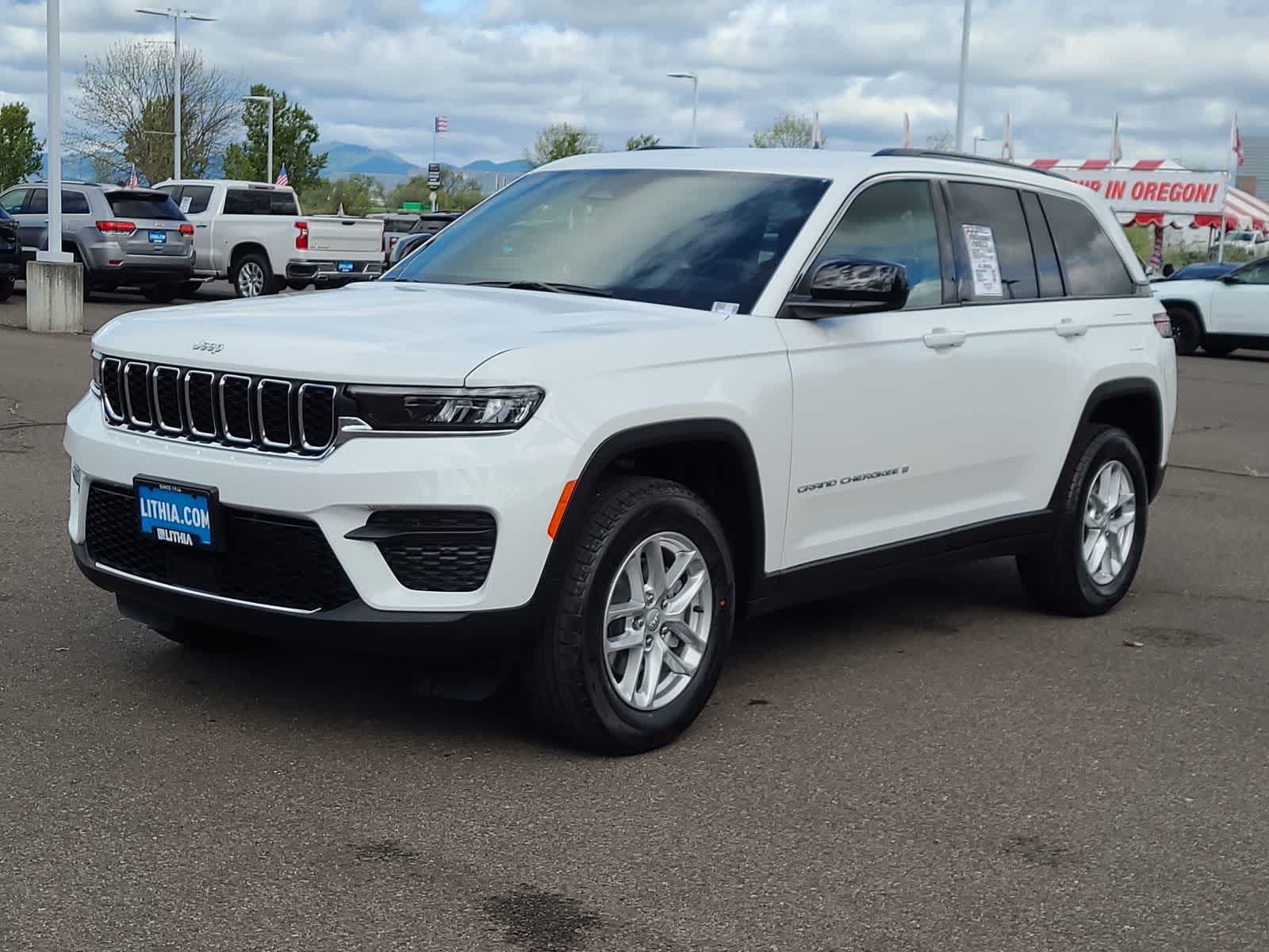 2026 Jeep Grand Cherokee Laredo 4x4's photo