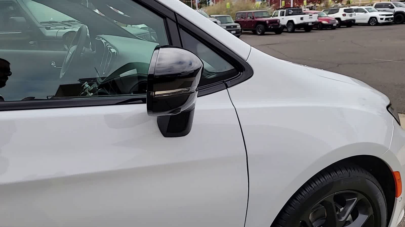 Thumbnail: 2026 Chrysler Pacifica - 9