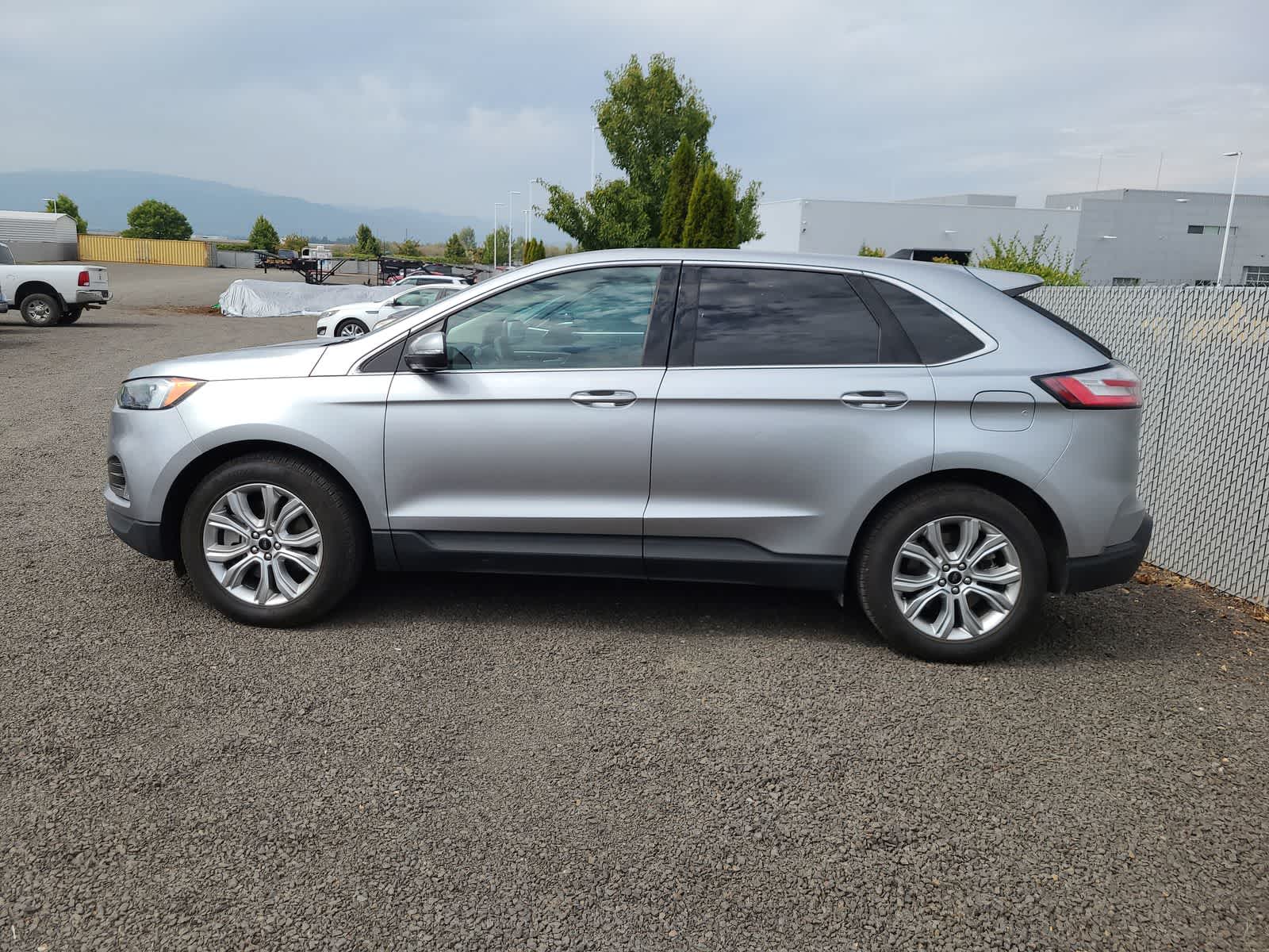 2023 Ford Edge Titanium photo 2