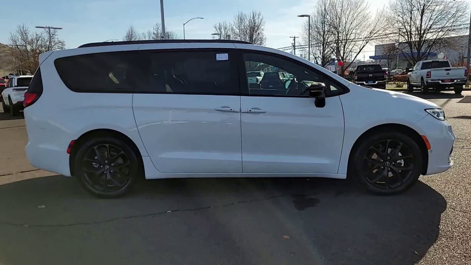 Thumbnail: 2026 Chrysler Pacifica - 9