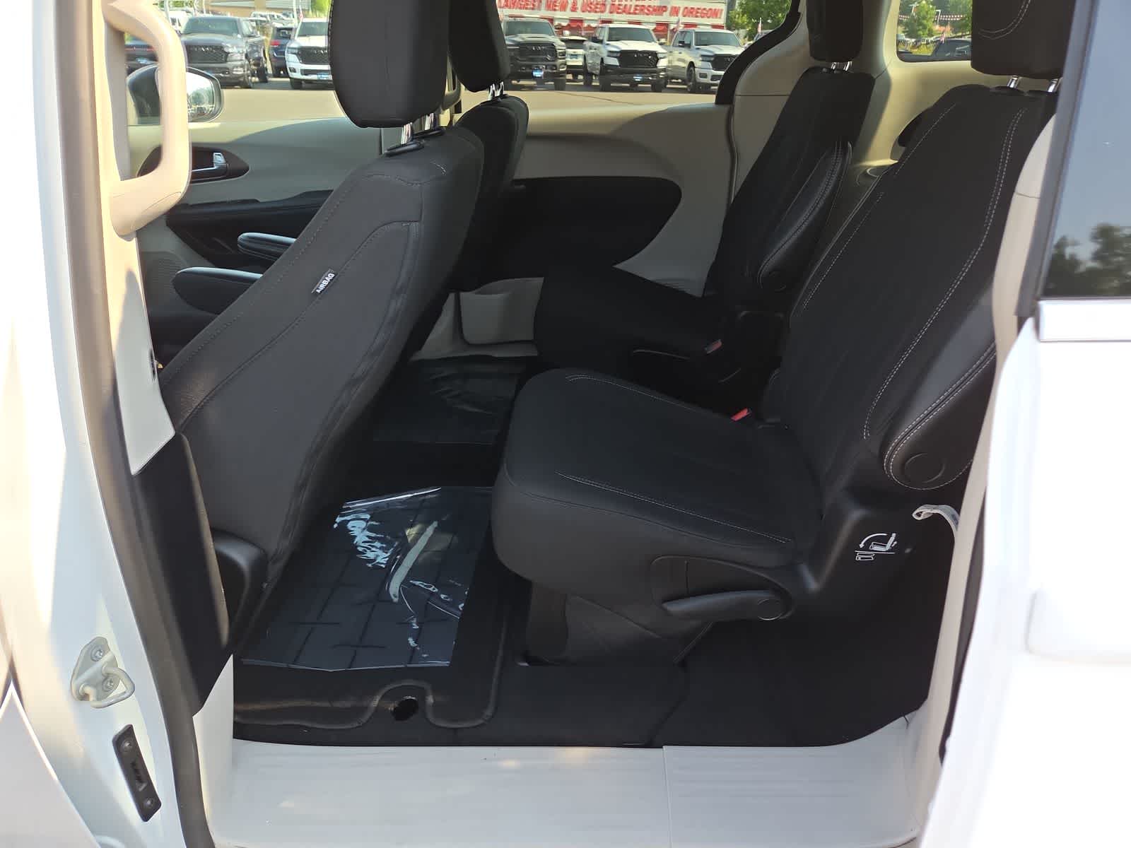 2023 Chrysler Voyager LX - Photo 19