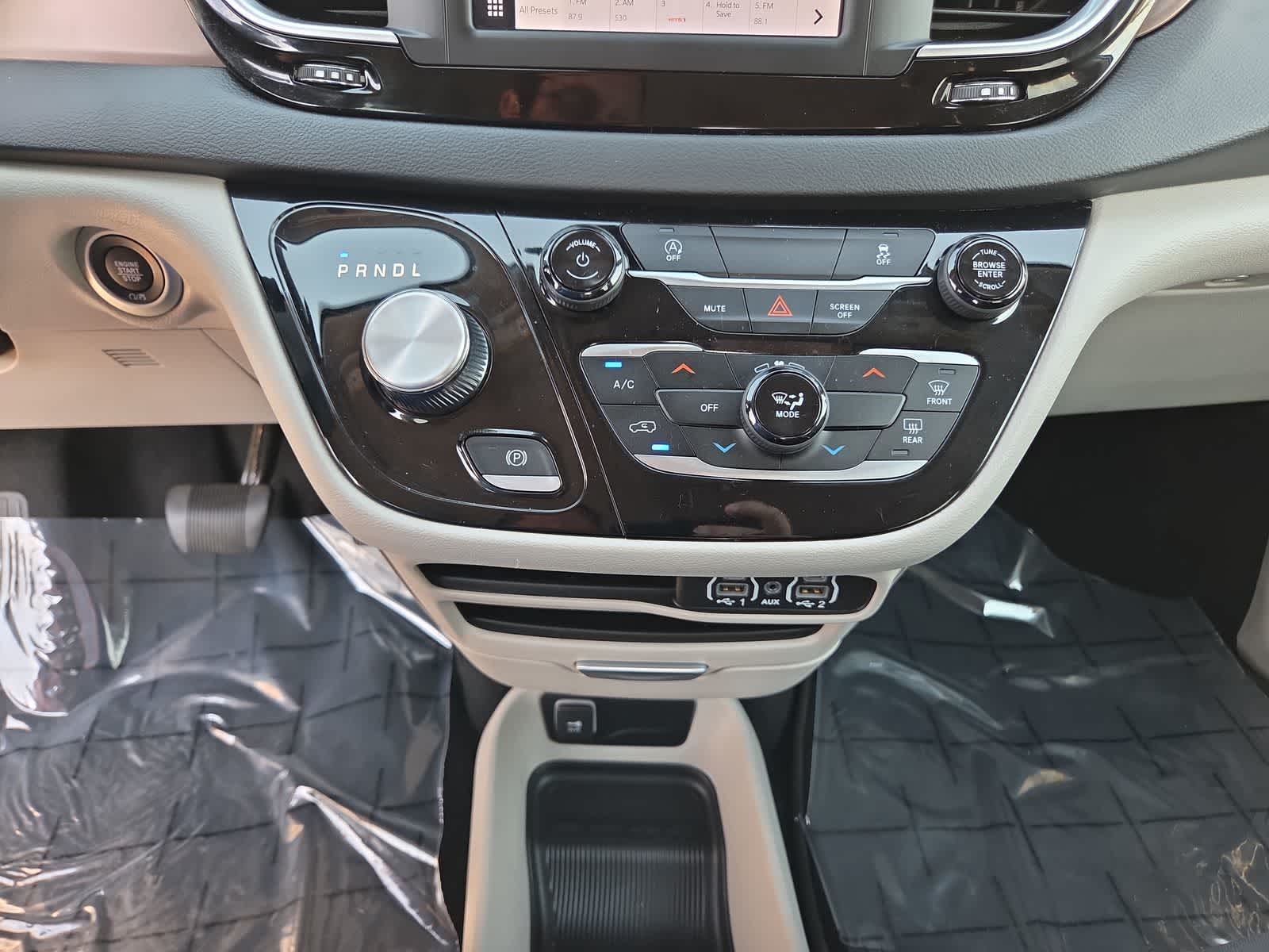 2023 Chrysler Voyager LX - Photo 23