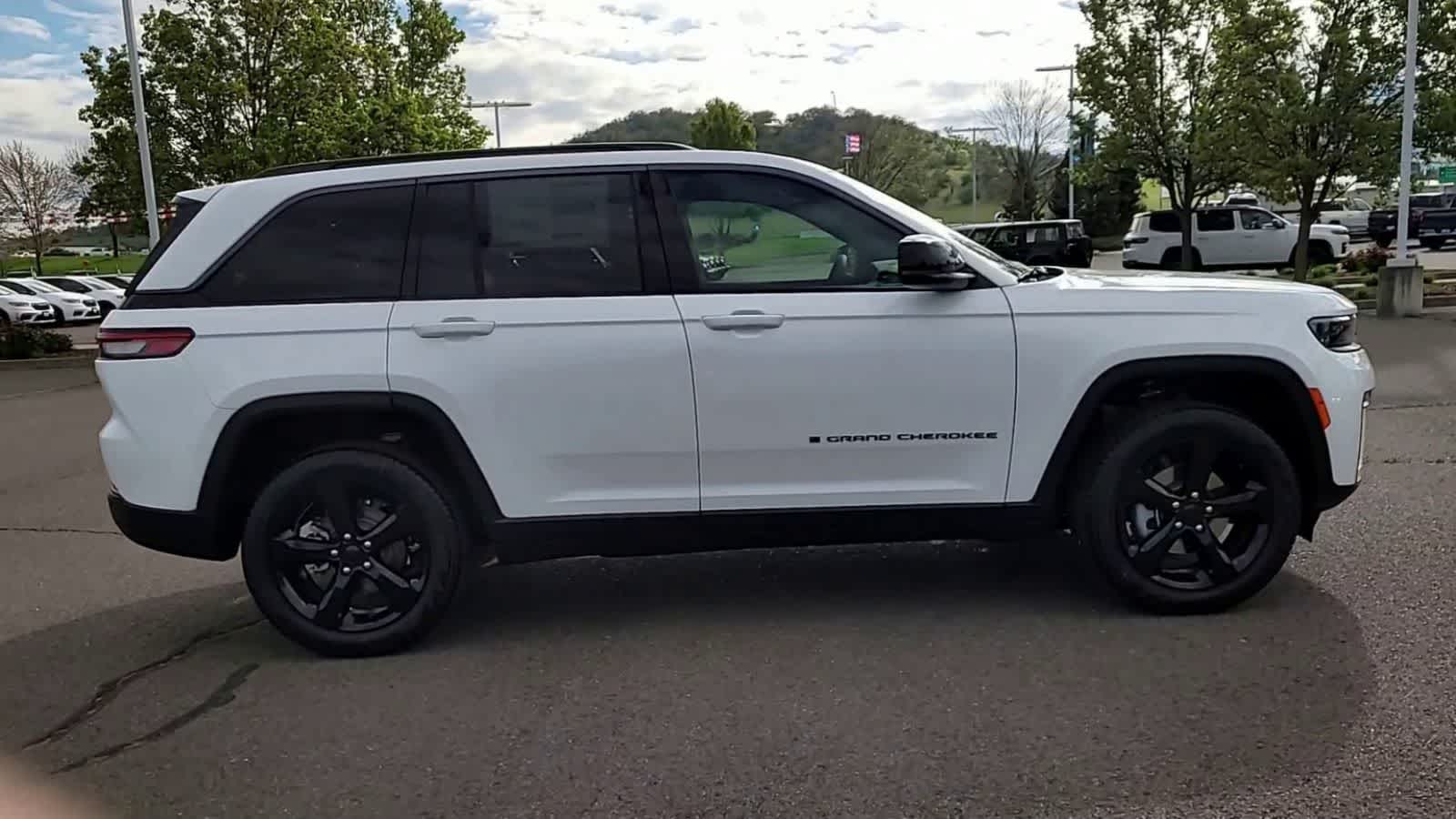 Thumbnail: 2026 Jeep Grand Cherokee - 9