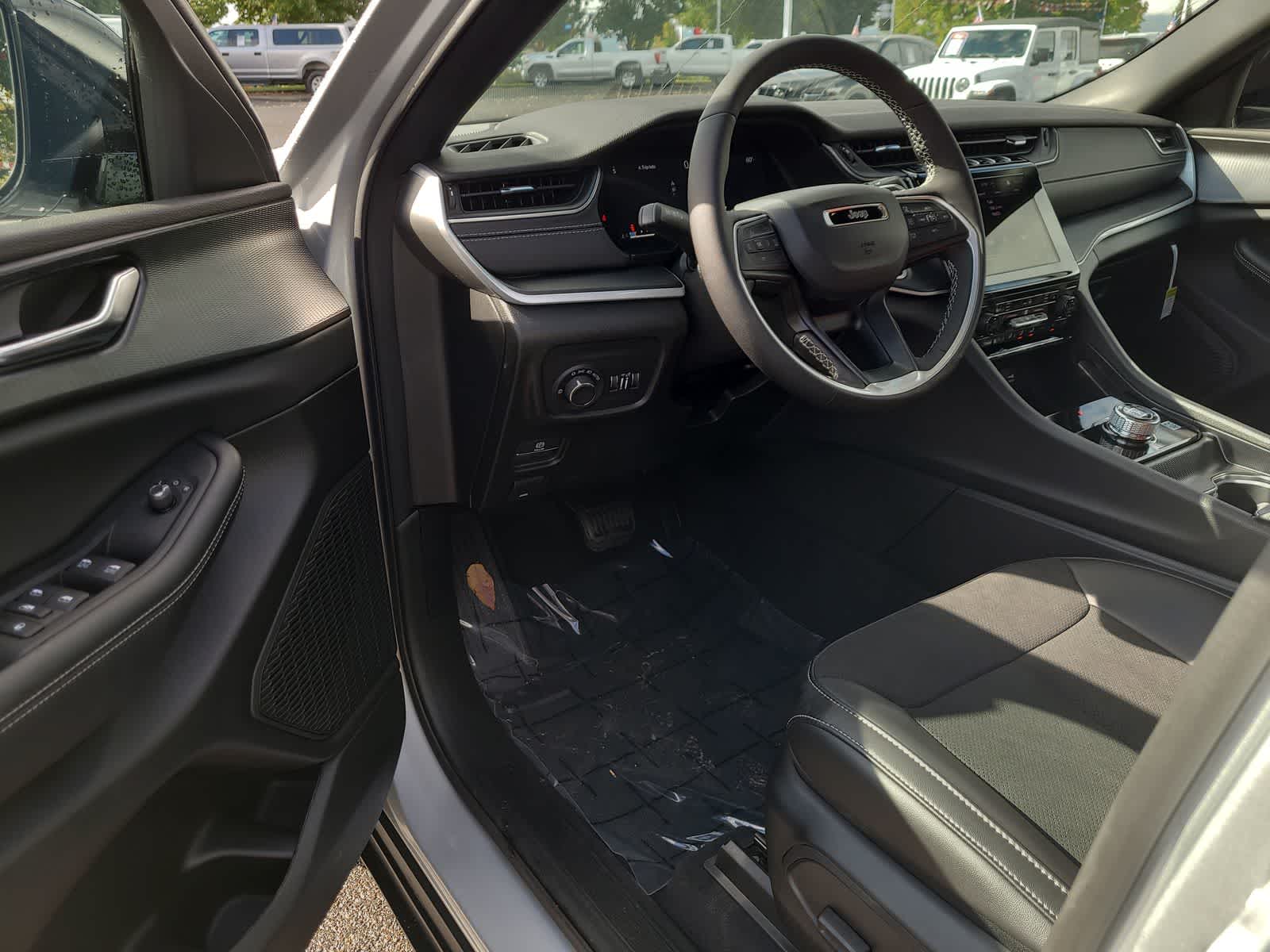 Thumbnail: 2025 Jeep Grand Cherokee - 10