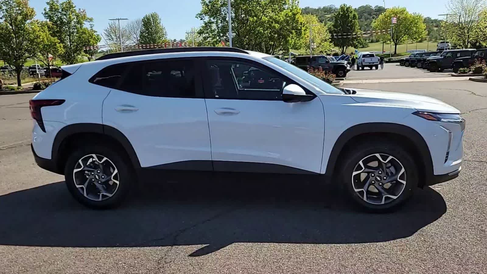 Thumbnail: 2025 Chevrolet Trax - 9
