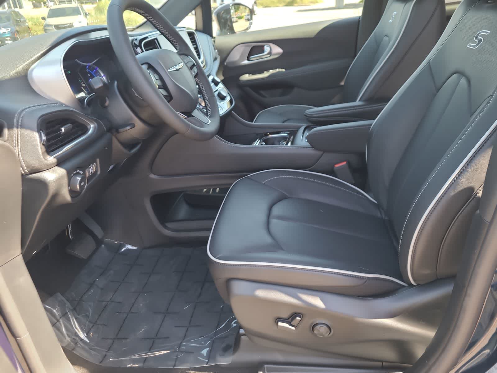 Thumbnail: 2025 Chrysler Pacifica - 19