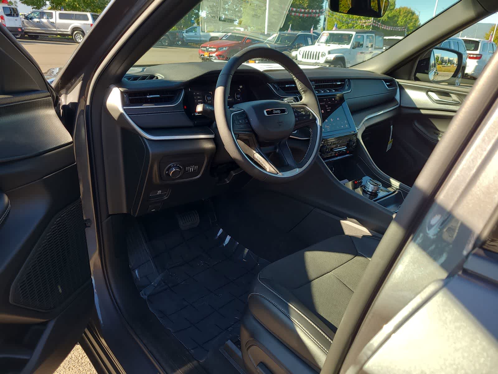 Thumbnail: 2025 Jeep Grand Cherokee - 10