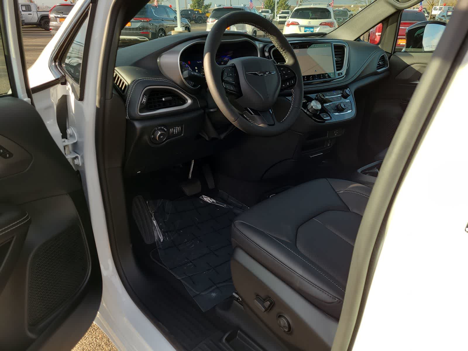 Thumbnail: 2026 Chrysler Pacifica - 10