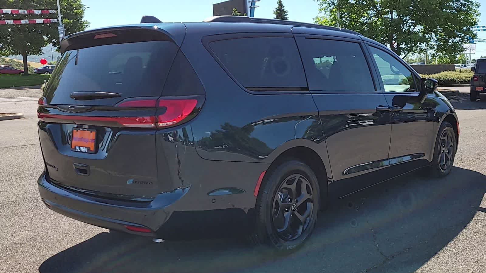 Thumbnail: 2025 Chrysler Pacifica - 8