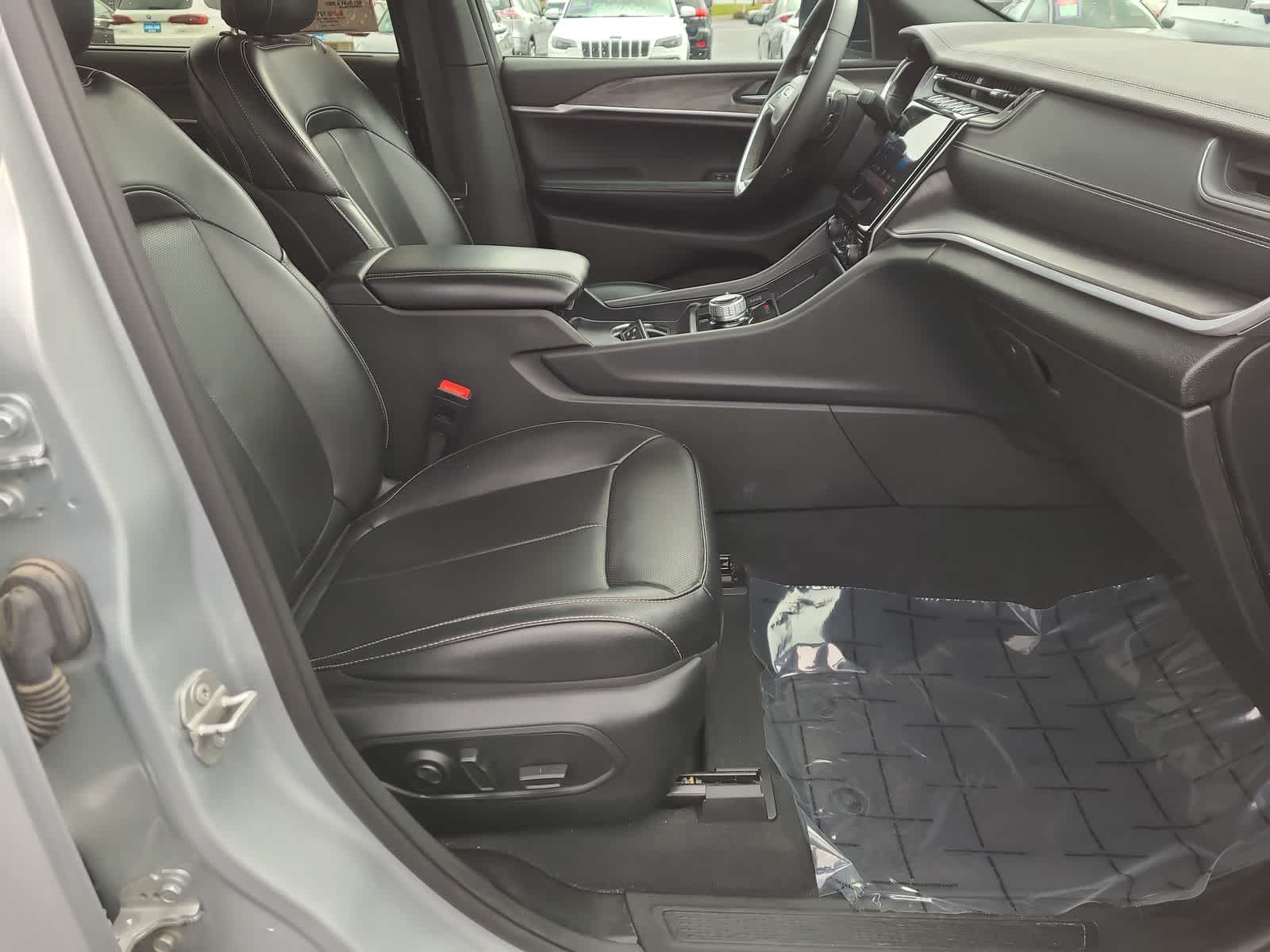 Thumbnail: 2024 Jeep Grand Cherokee L - 22