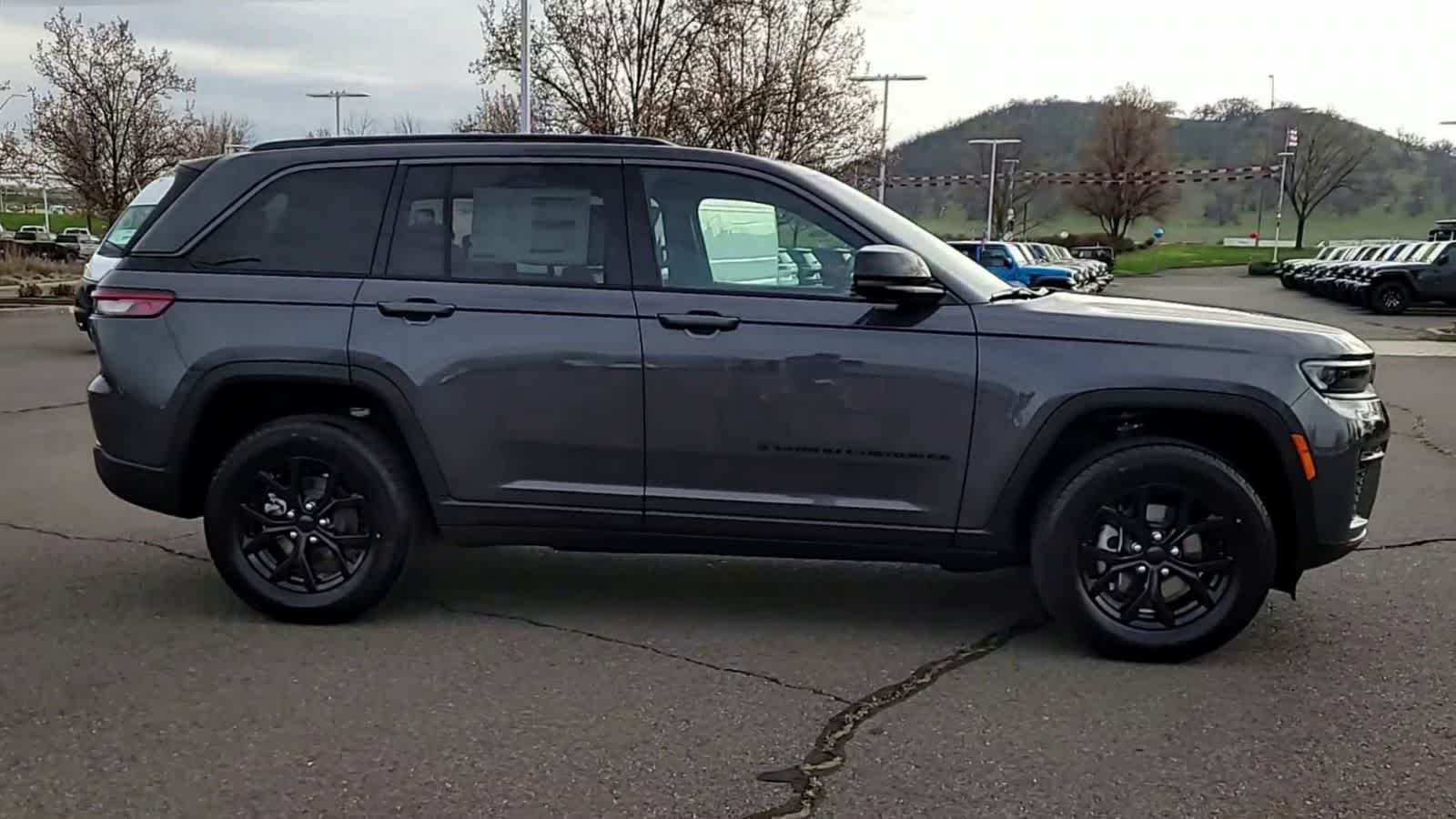 Thumbnail: 2026 Jeep Grand Cherokee - 9