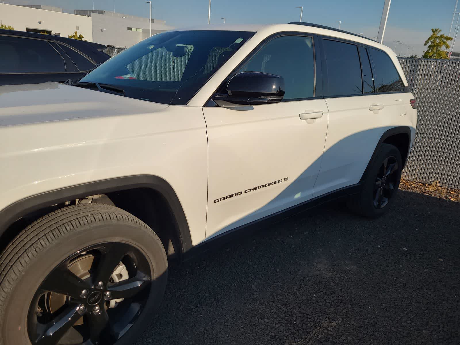 Thumbnail: 2023 Jeep Grand Cherokee - 10