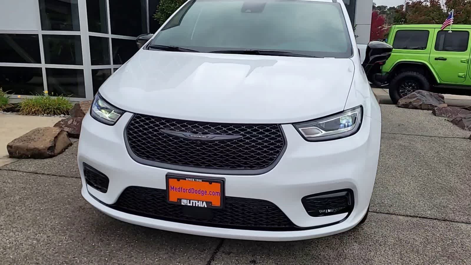 Thumbnail: 2026 Chrysler Pacifica - 3