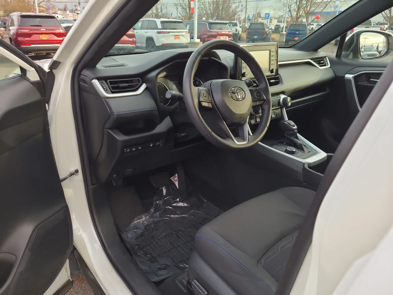 Thumbnail: 2022 Toyota RAV4 - 10