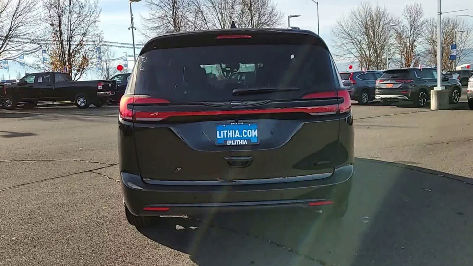Thumbnail: 2026 Chrysler Pacifica - 7