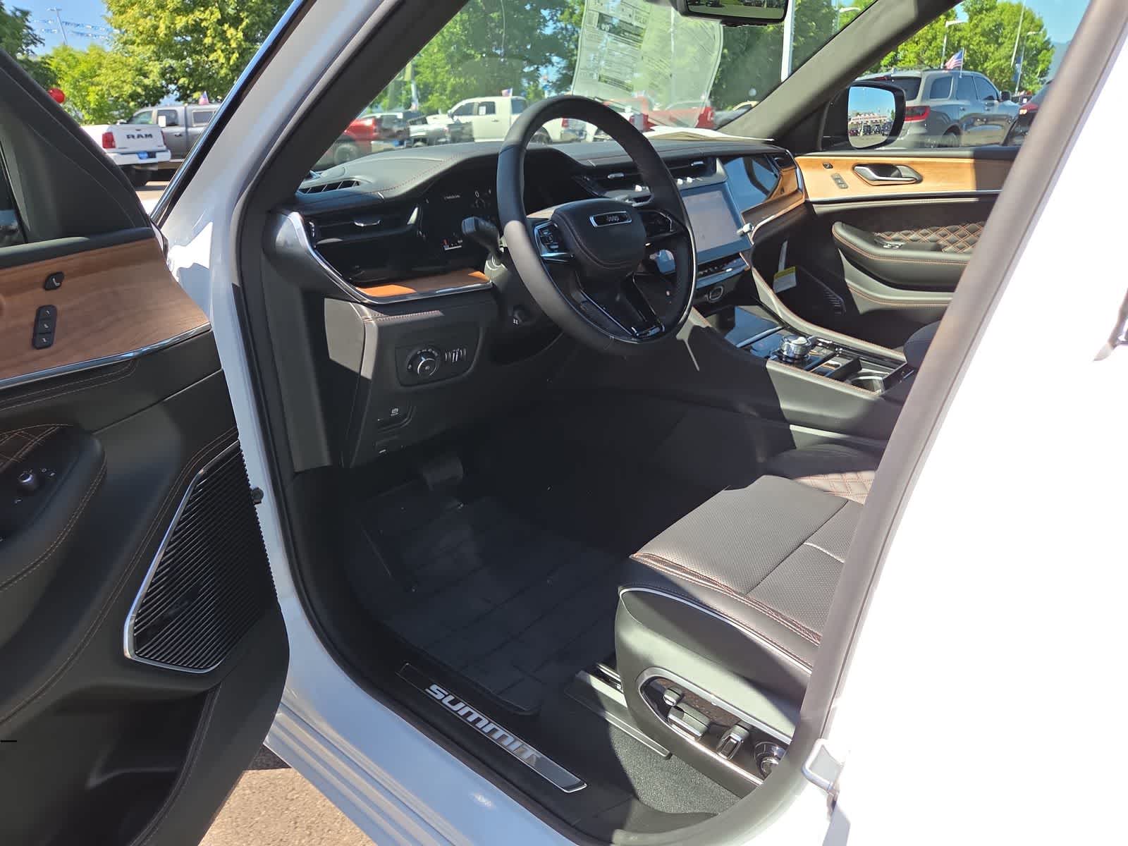Thumbnail: 2026 Jeep Grand Cherokee - 10