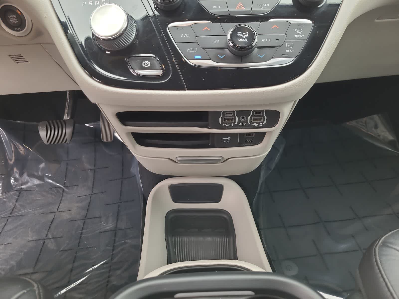 Thumbnail: 2022 Chrysler Pacifica - 25