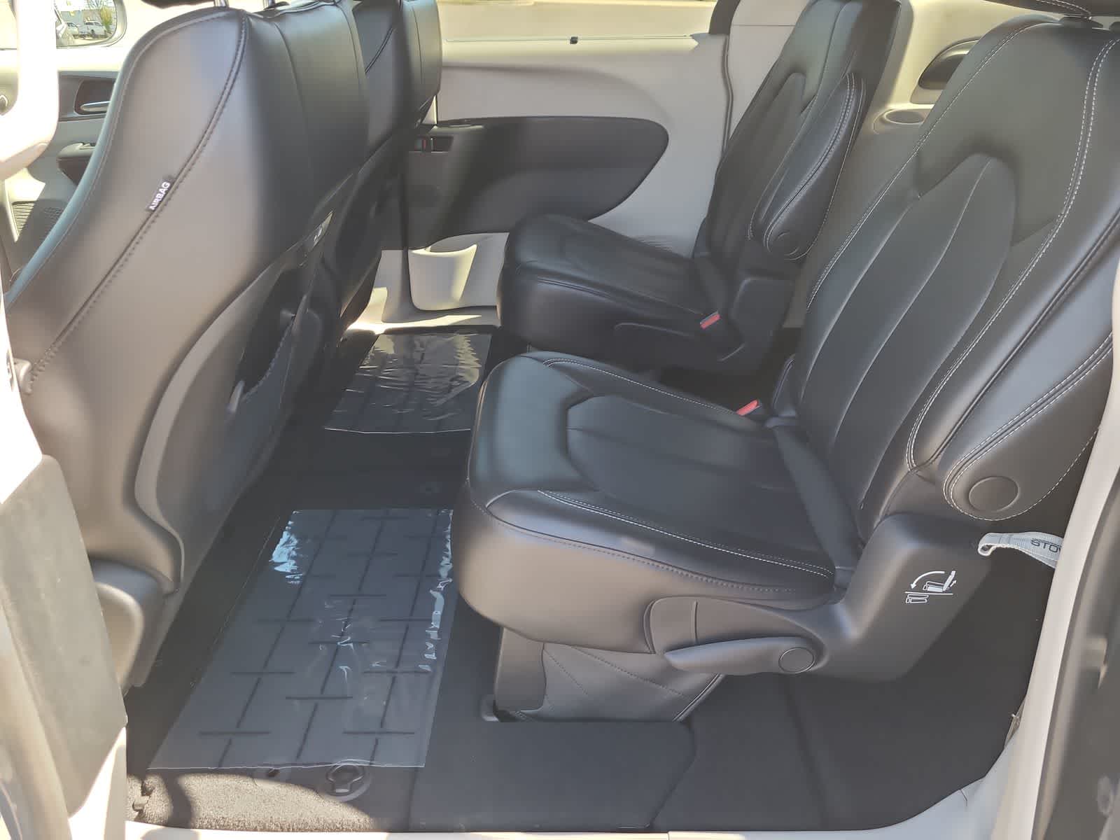 Thumbnail: 2023 Chrysler Pacifica - 21