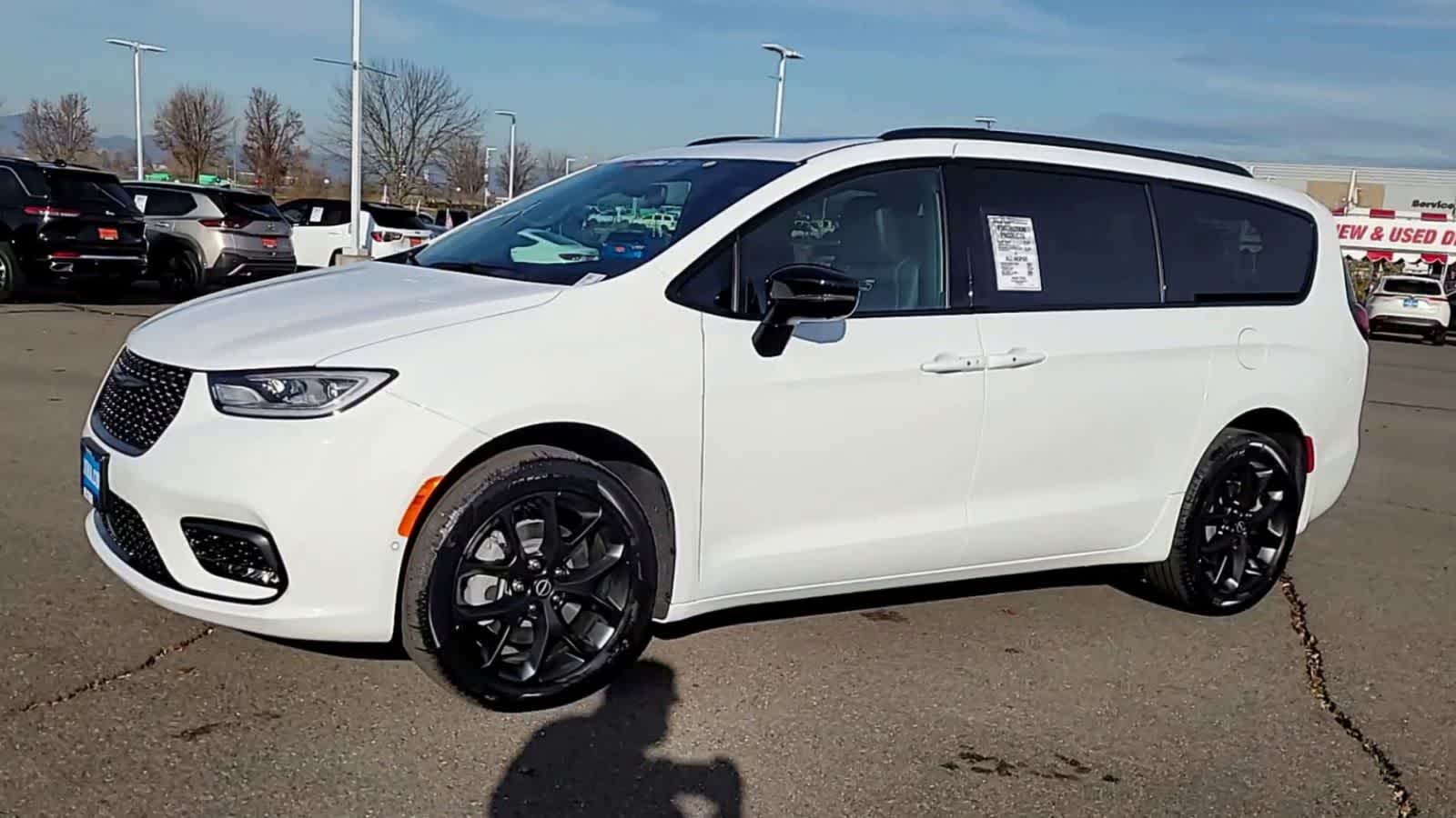 Thumbnail: 2026 Chrysler Pacifica - 4