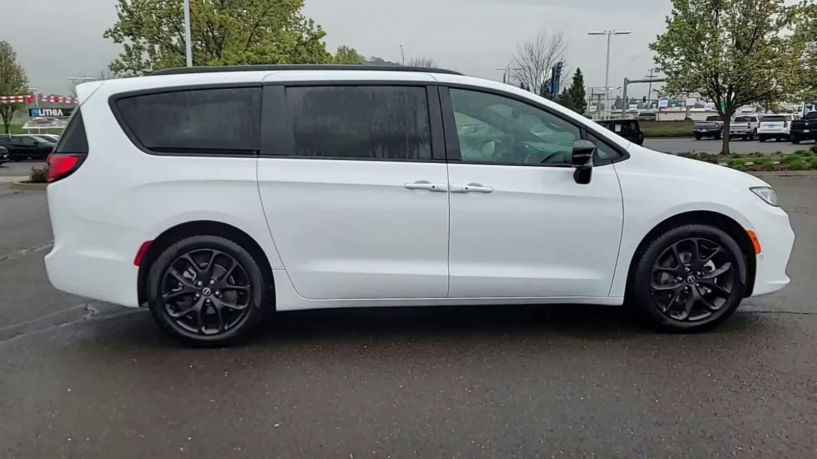 Thumbnail: 2026 Chrysler Pacifica - 9