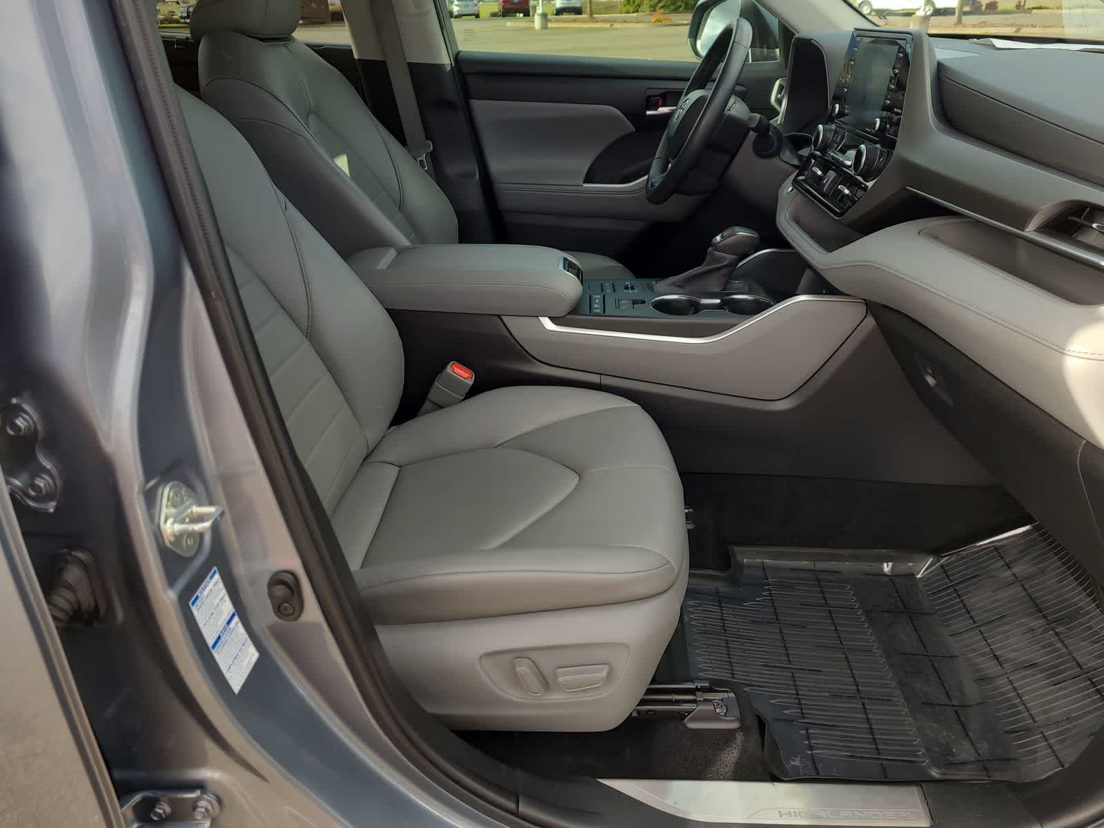 Thumbnail: 2022 Toyota Highlander - 22