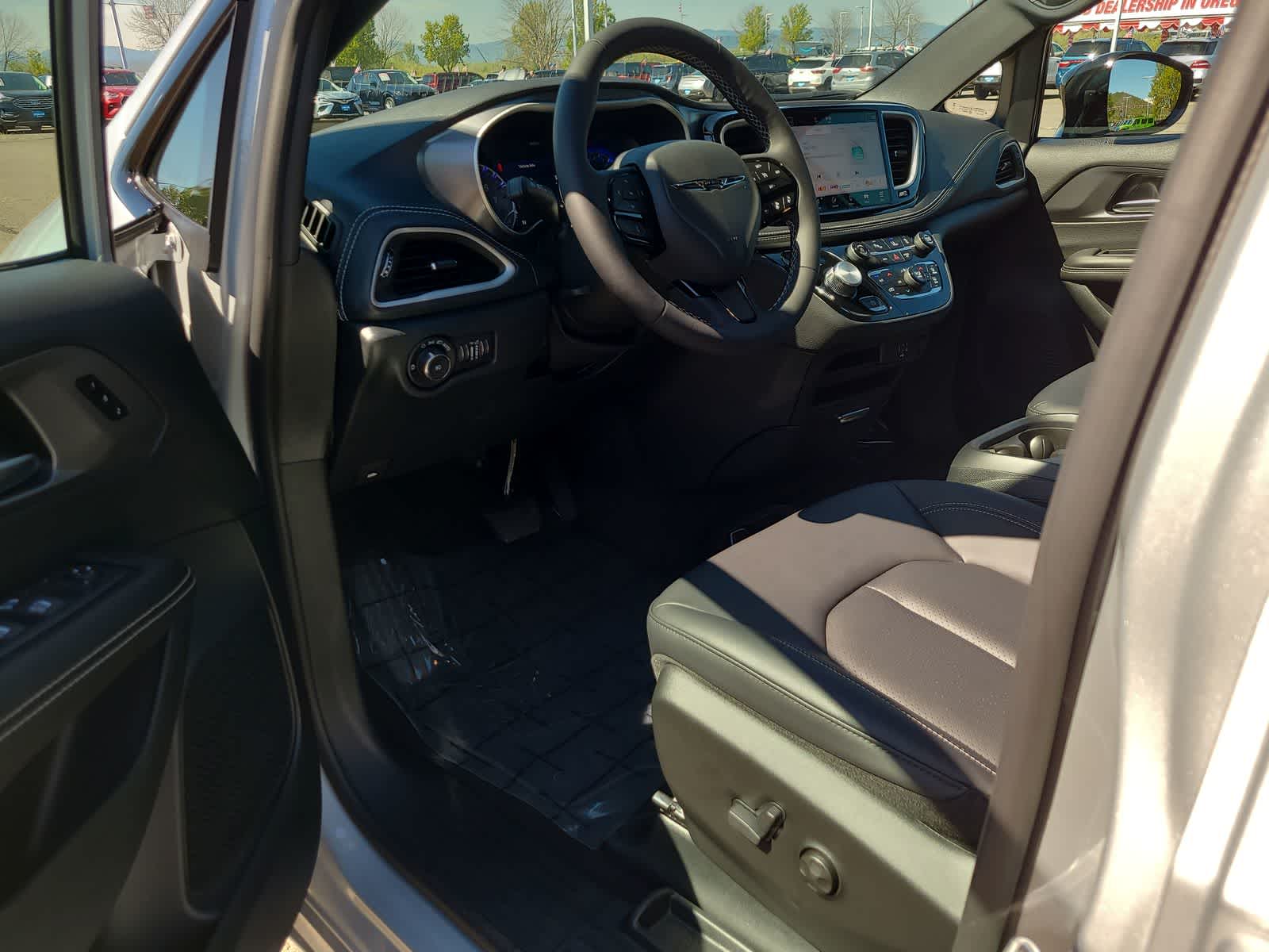 Thumbnail: 2026 Chrysler Pacifica - 10