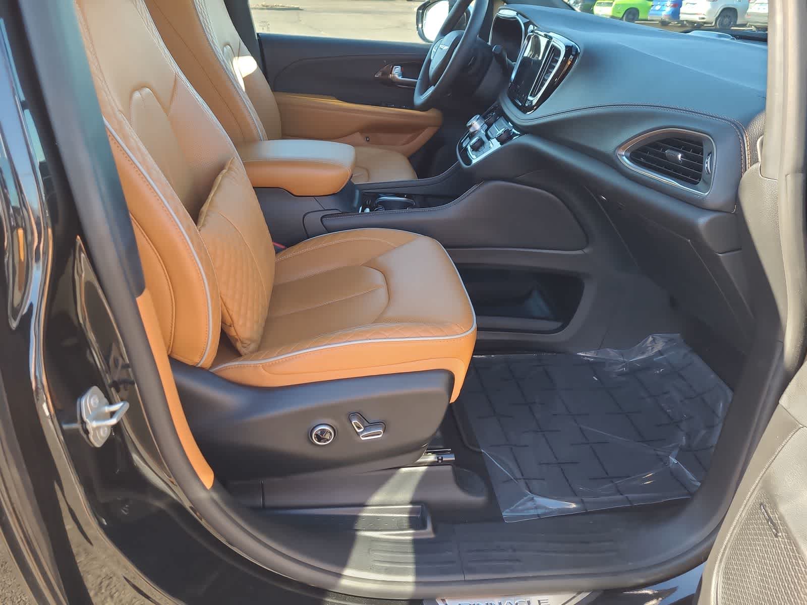 Thumbnail: 2023 Chrysler Pacifica - 22