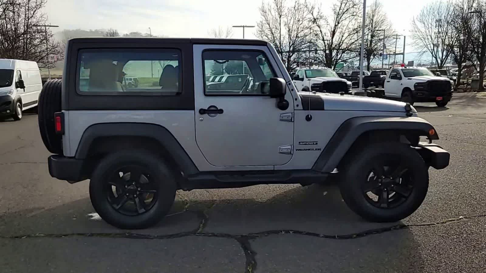 Thumbnail: 2015 Jeep Wrangler - 9