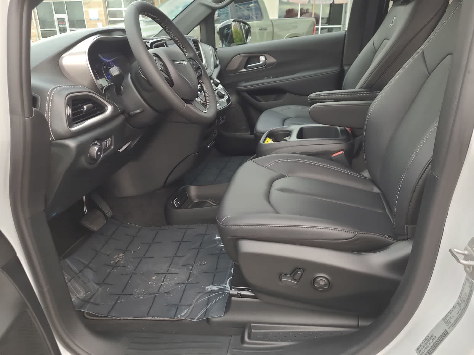 Thumbnail: 2026 Chrysler Pacifica - 19