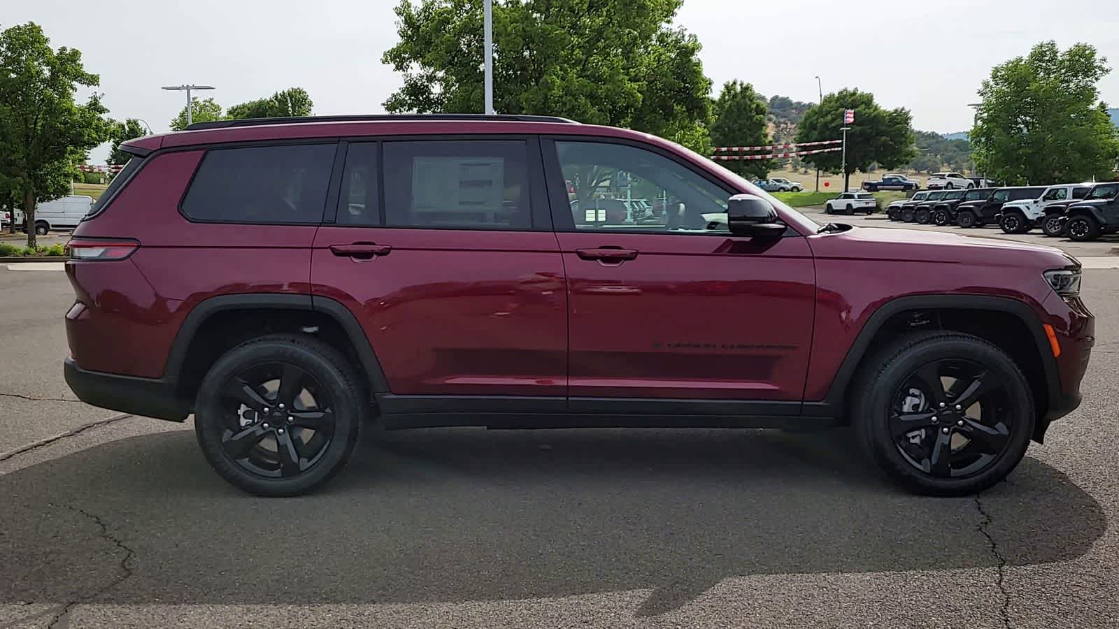 Thumbnail: 2025 Jeep Grand Cherokee - 9