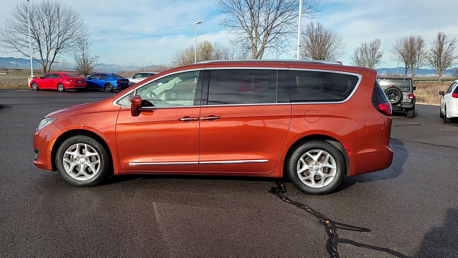 Thumbnail: 2018 Chrysler Pacifica - 5