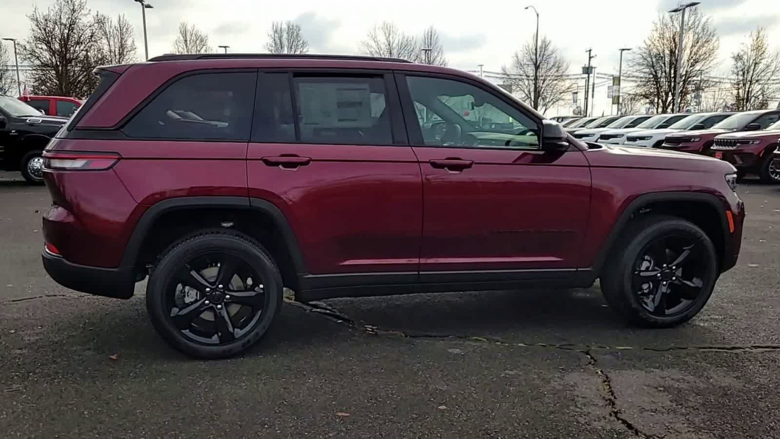 Thumbnail: 2025 Jeep Grand Cherokee - 9