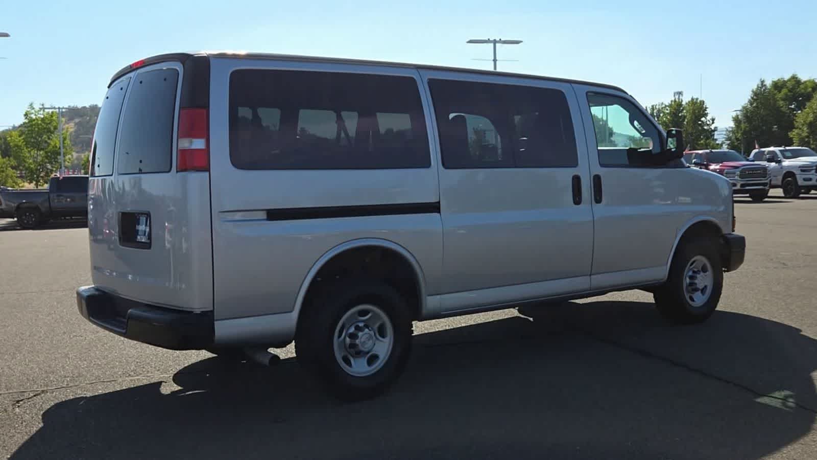 2017 Chevrolet Express Passenger LS - Photo 8